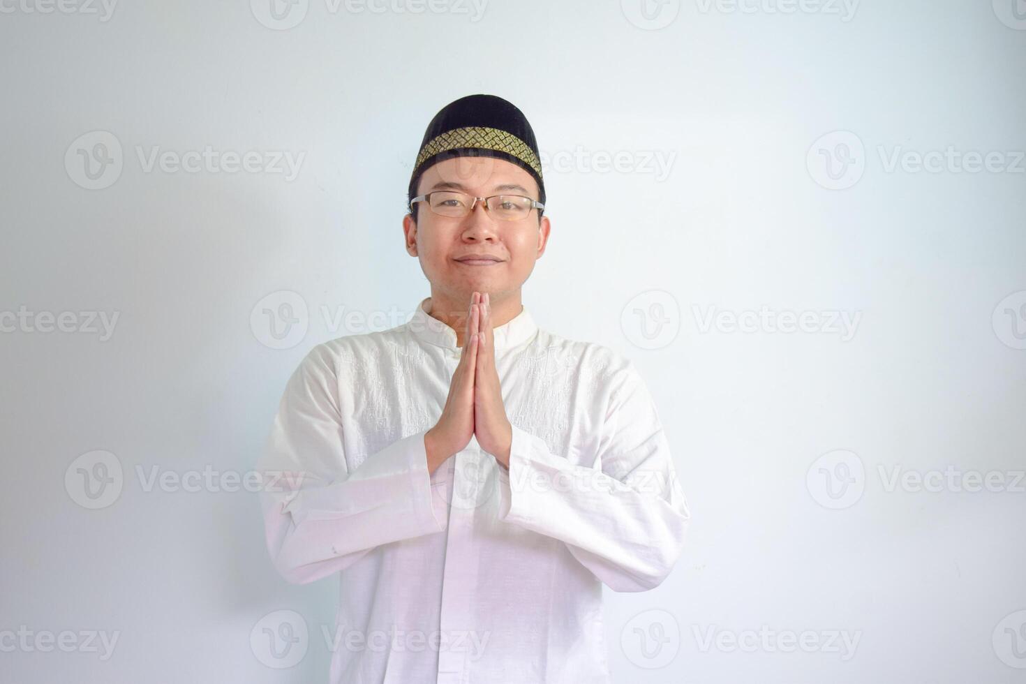 ásia muçulmano homem vestindo óculos e branco pano sorridente fazendo cumprimento pose para Ramadhan e eid al fitr. isolado branco fundo foto