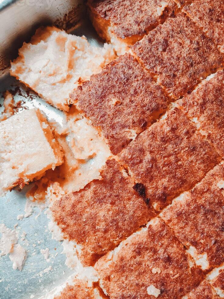 milho bolo. fatiado milho bolo, cremoso cozinha, típica brasileiro Comida assado e dourado em a surfac foto