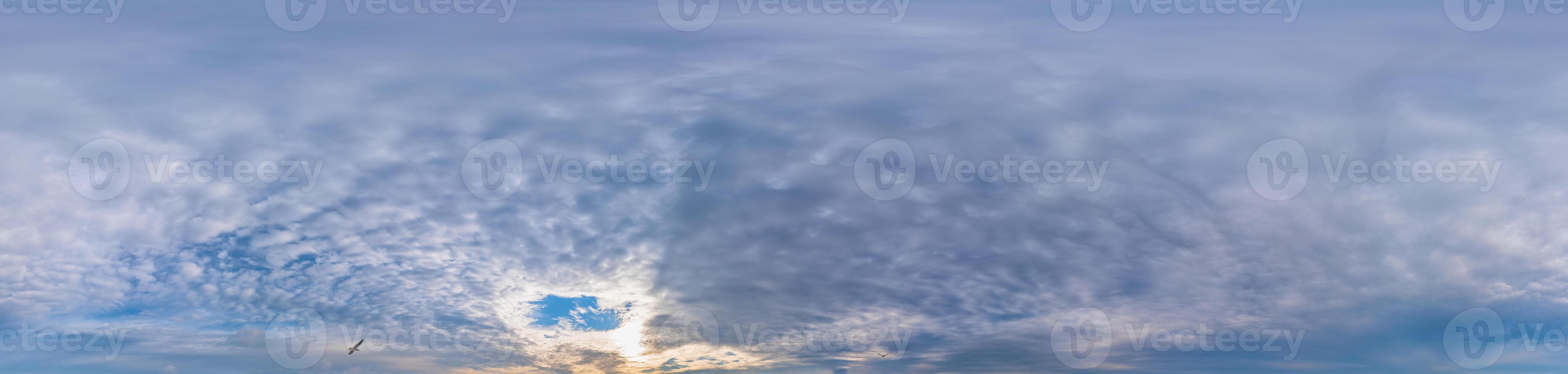 pôr do sol céu panorama com estratocúmulo nuvens dentro desatado esférico equirretangular formatar. cheio zênite para usar dentro 3d gráficos, jogos e edição aéreo zangão 360 grau panoramas para céu substituição. foto