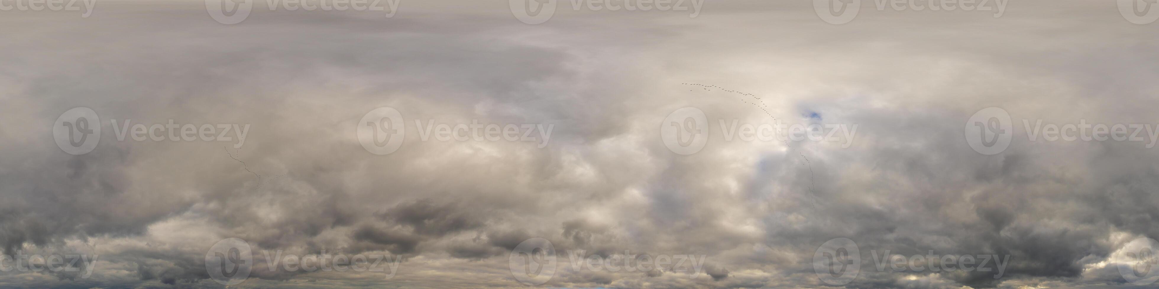 nublado céu panorama em chuvoso dia com nimbostratus nuvens dentro desatado esférico equirretangular formatar. cheio zênite para usar dentro 3d gráficos, jogos e para aéreo zangão 360 grau panorama Como céu cúpula. foto