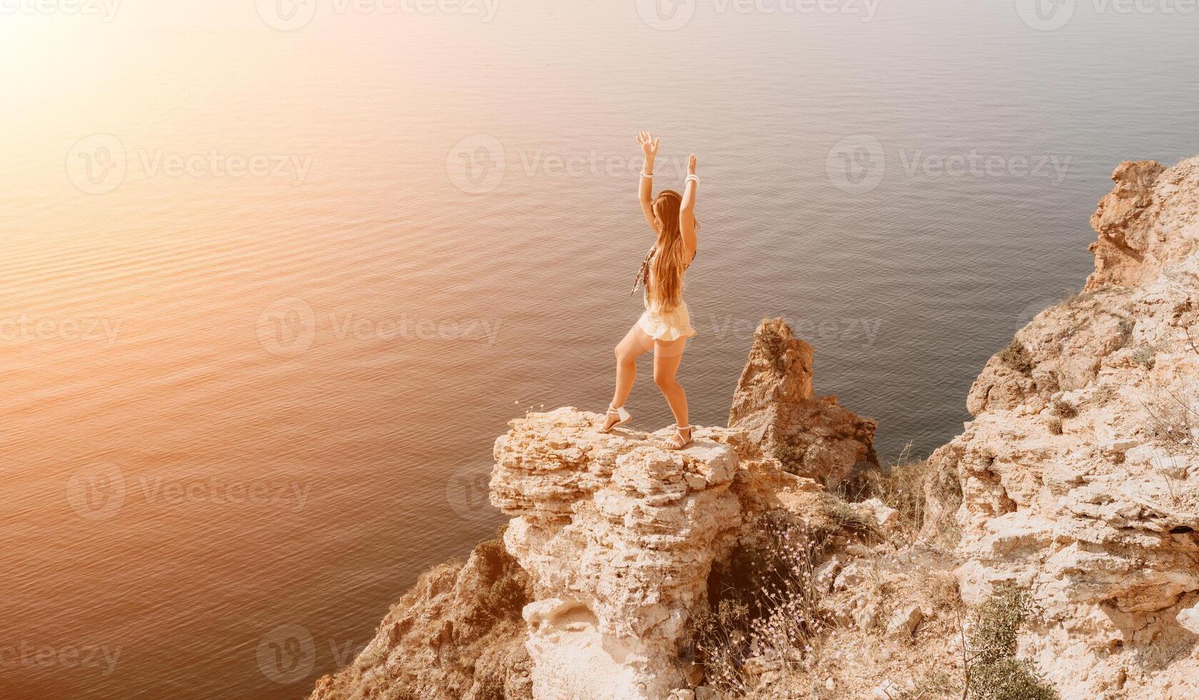 mulher viagem mar. feliz turista apreciar levando cenário ao ar livre para recordações. mulher viajante parece às a Beira do a penhasco em a mar baía do montanhas, partilha viagem aventura viagem foto