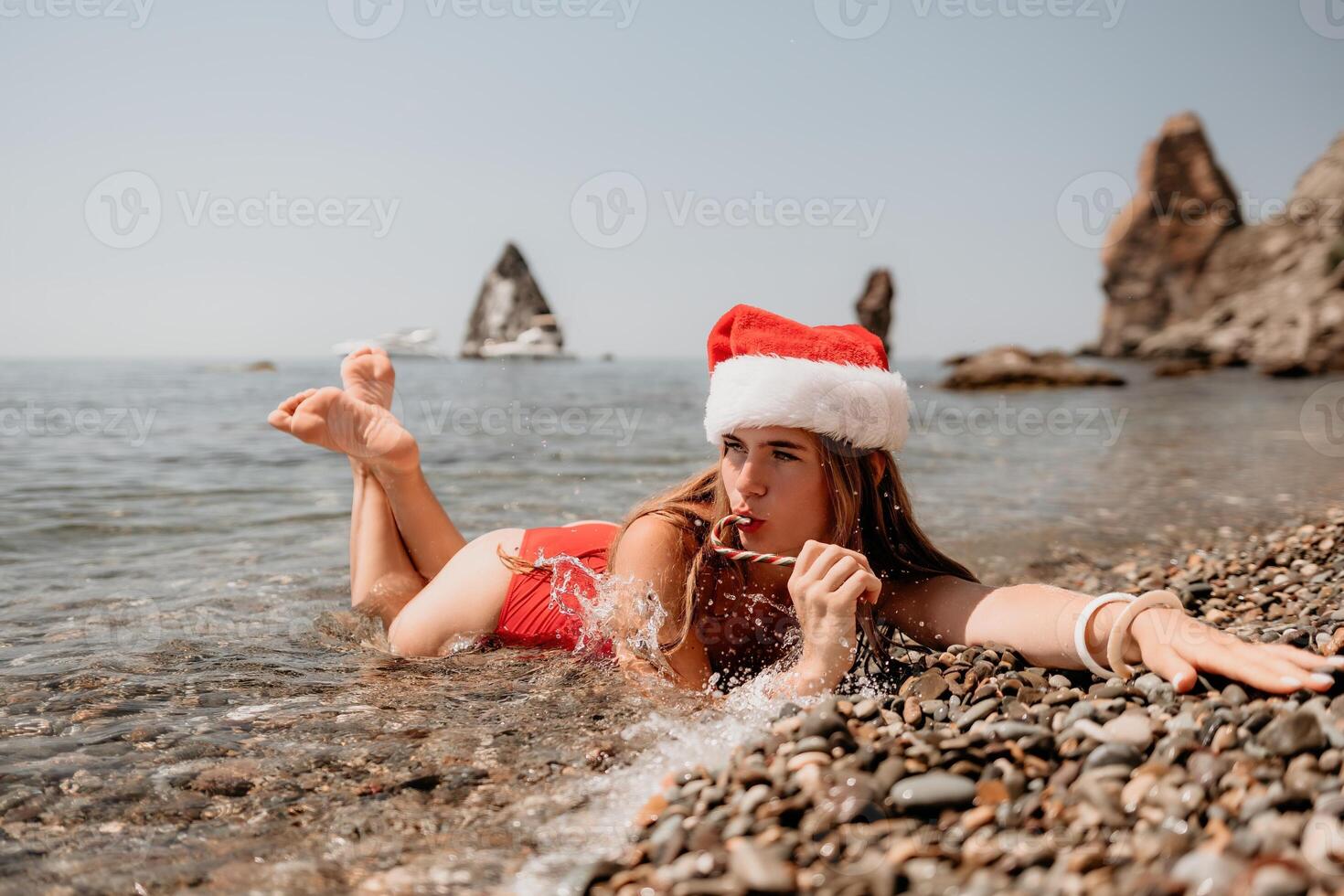 mulher viagem mar. feliz turista apreciar levando cenário em a de praia para recordações. mulher viajante dentro santa chapéu parece às Câmera em a mar baía, partilha viagem aventura viagem foto