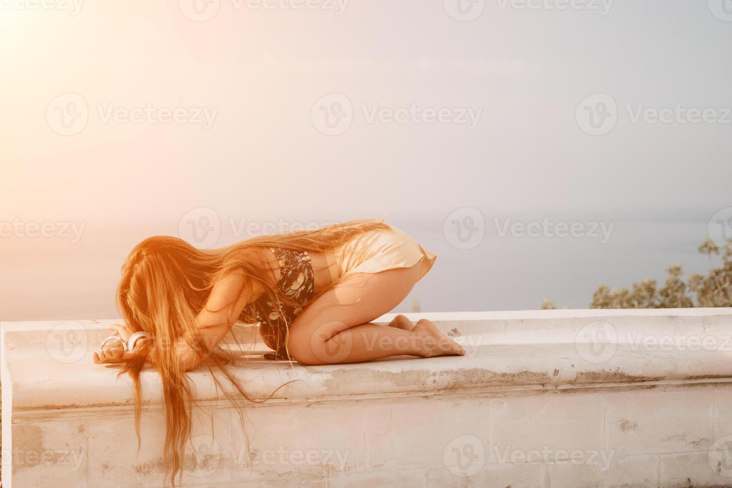 mulher parque ioga. lado Visão do livre calma felicidade satisfeito mulher com grandes cabelo em pé dentro manhã parque com ioga posição contra do céu de a mar. saudável estilo de vida ao ar livre dentro parque, ginástica conceito. foto