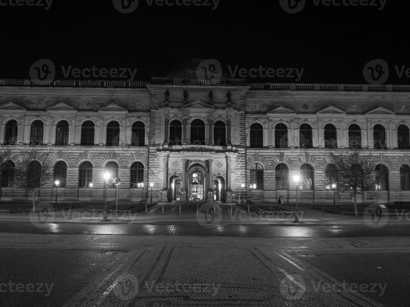 a cidade do Dresden às noite foto