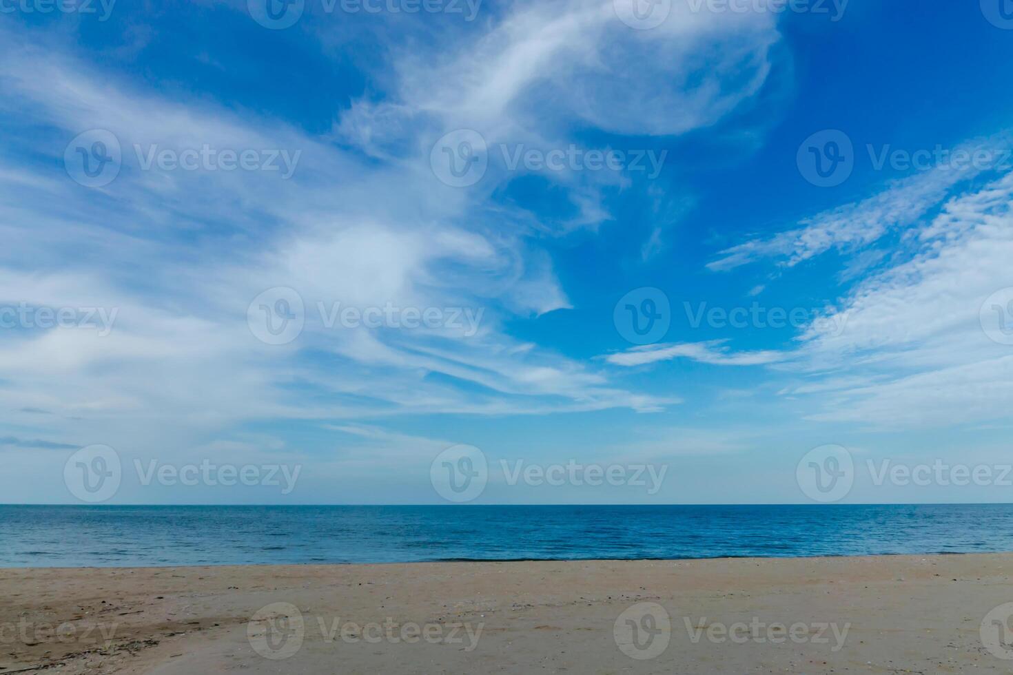 em a de praia com azul céu foto