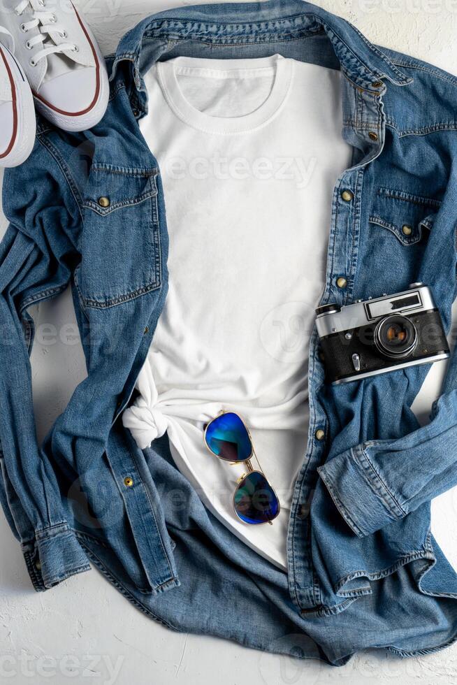 branco camiseta com Lugar, colocar para texto. azul jeans camisa, tênis, óculos - uma conjunto do roupas para andando. camiseta brincar para impressão. à moda kit foto