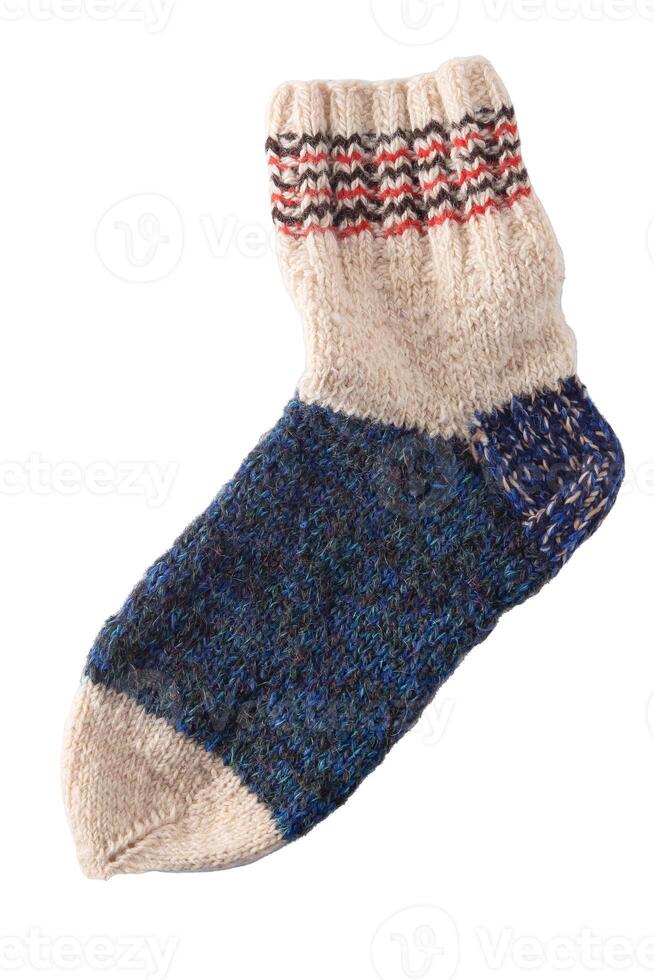 tricô meias a partir de de lã tópicos. feito à mão acolhedor caseiro caloroso inverno colorida listrado meias foto