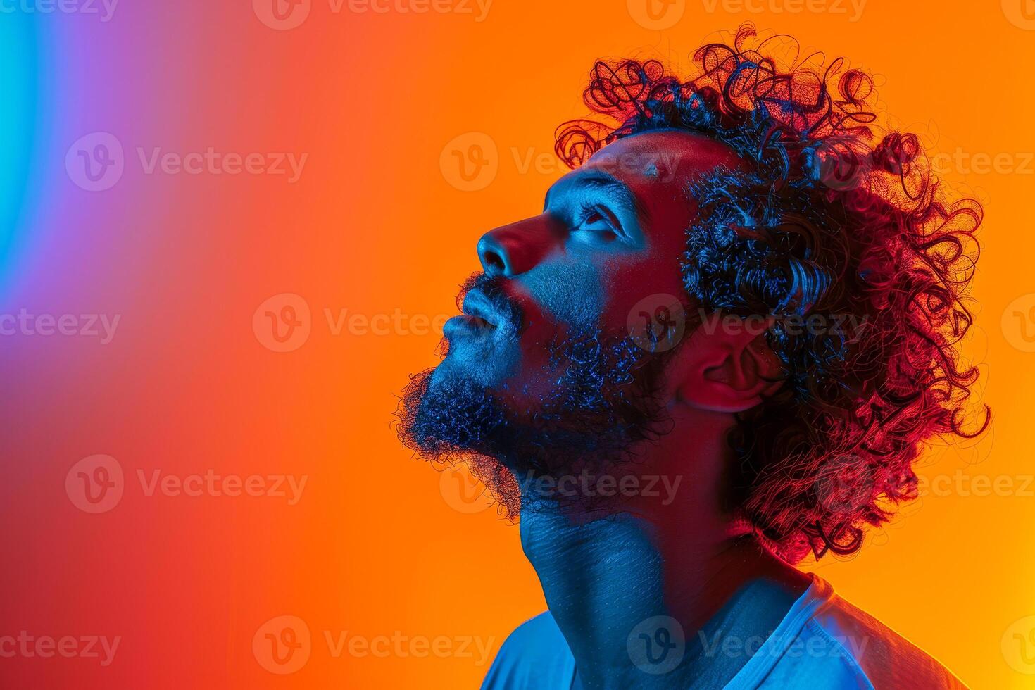 ai gerado fechar-se do uma jovem homem com uma barba, banhado dentro uma dramático azul e vermelho luz, dando ele uma contemplativo e temperamental aparência foto