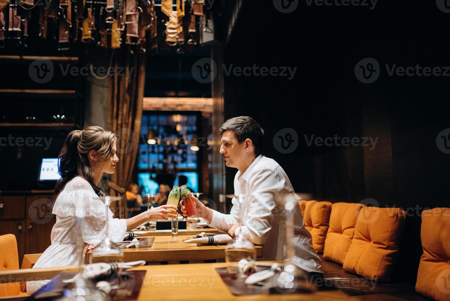 rapaz e uma garota almoçam em um café foto