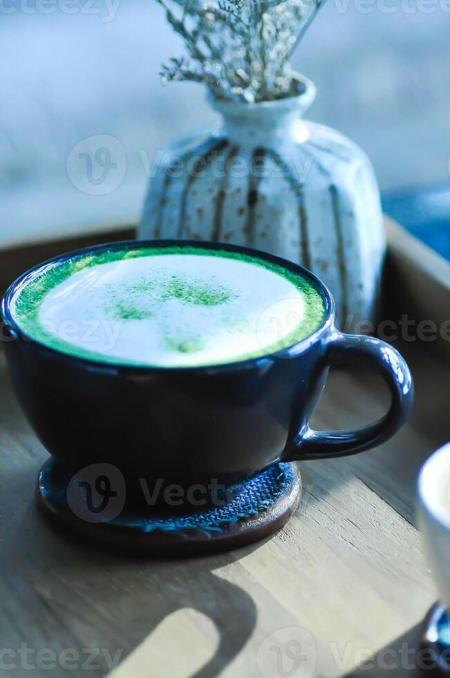 verde chá ou matcha verde chá, leite verde chá ou matcha café com leite ou matcha verde chá café com leite e vaso foto