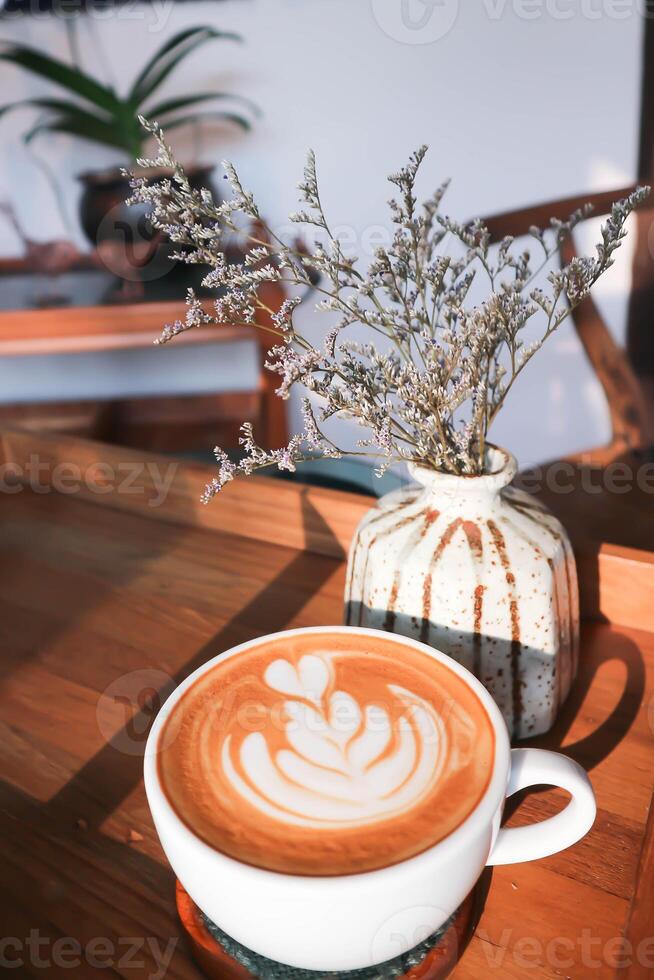 quente café, cappuccino café ou café com leite café ou plano branco ou mocha café e Caspia flor dentro uma vaso foto