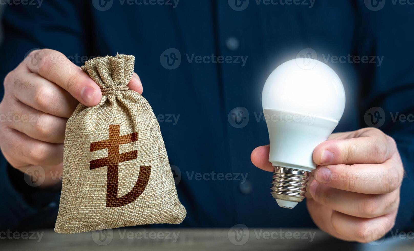 turco lira dinheiro saco e queimando idéia luz lâmpada dentro a mãos do uma cara. reduzir carbono pegada. investimento dentro a ideia. oferta financeiro incentivos para realçando energia eficiência. foto