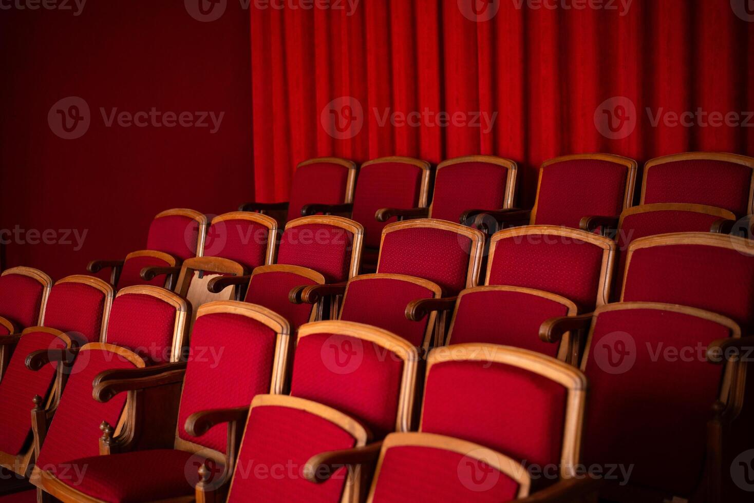 vermelho esvaziar assentos para espectadores dentro a teatro ou cinema foto