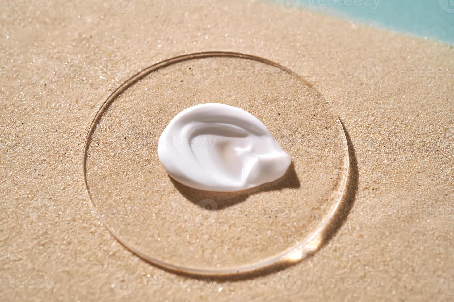 uma mancha do branco protetor solar com spf contra uma fundo do areia. foto