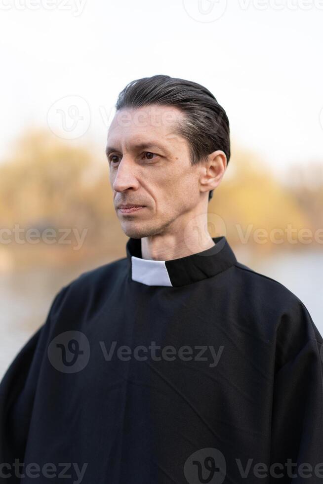 retrato do bonito católico sacerdote ou pastor com colarinho foto