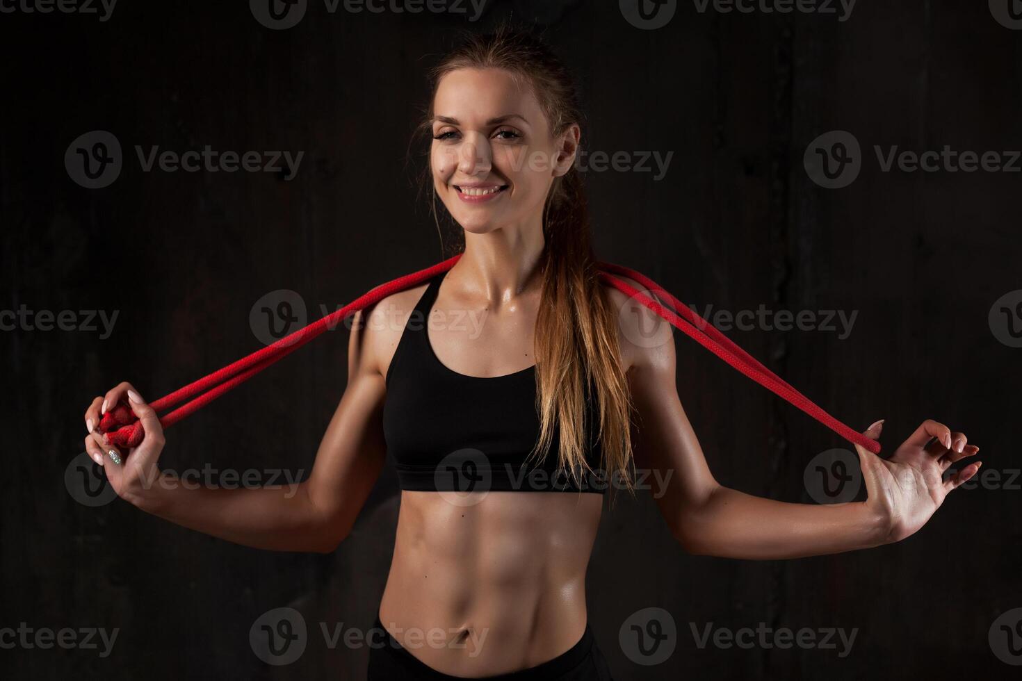 esporte, atividade. fofa mulher com saltando corda. muscular menina bl foto