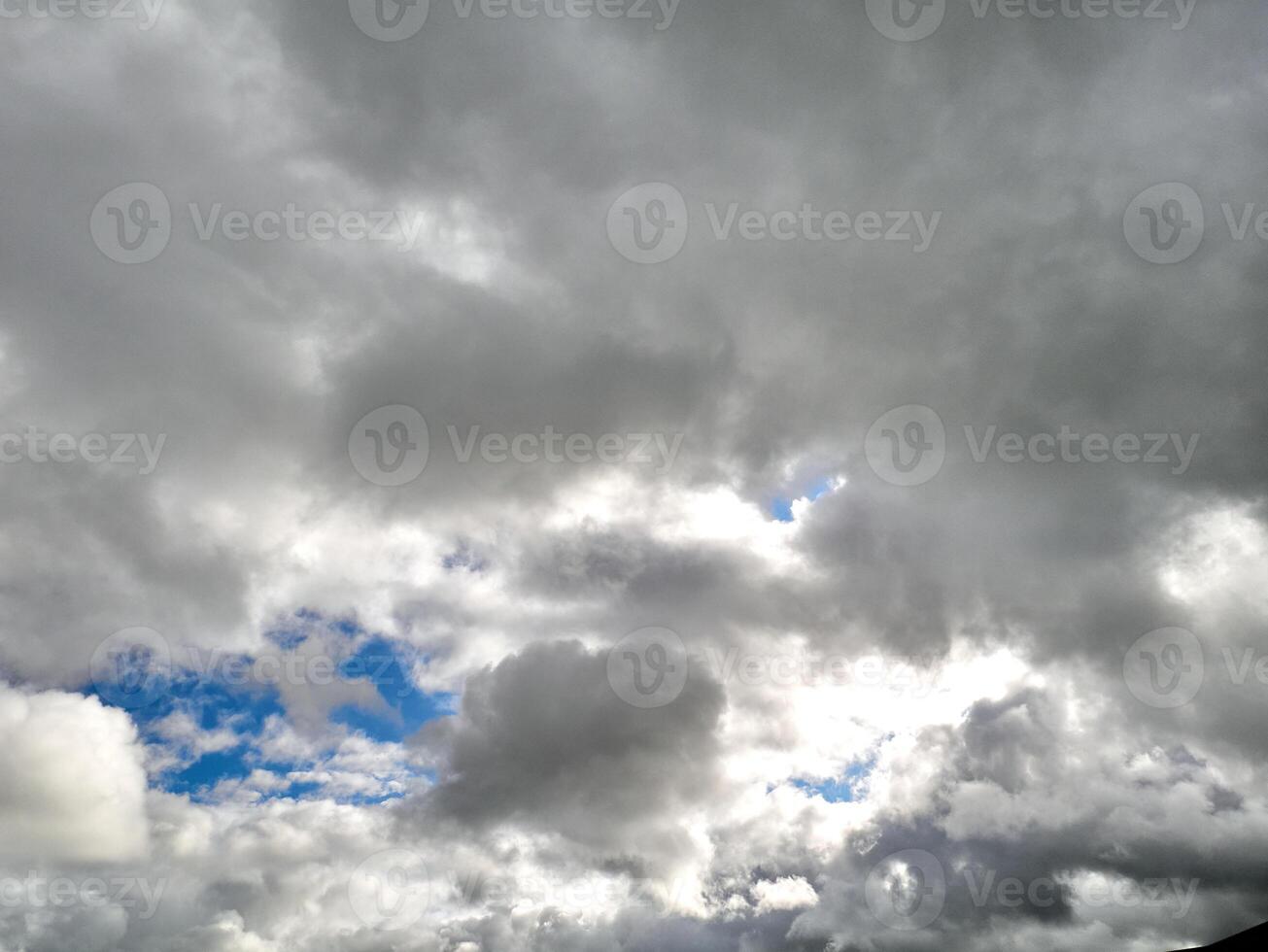 branco fofo nuvens dentro a profundo azul céu. céu fundo foto