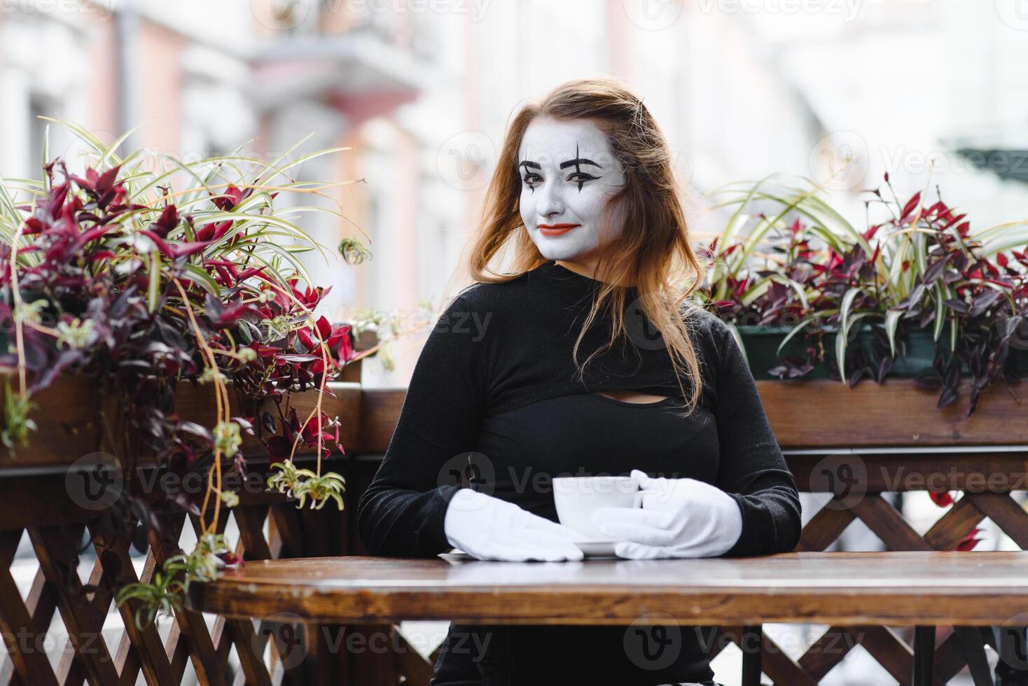 mímica comediante bebendo café. menina mímica bebidas café dentro Paris. foto