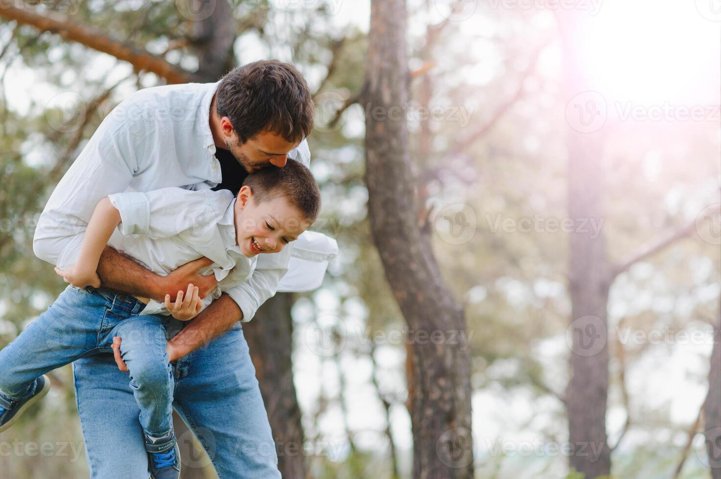 felicidade e harmonia dentro família vida. feliz família conceito. família tendo Diversão ao ar livre foto