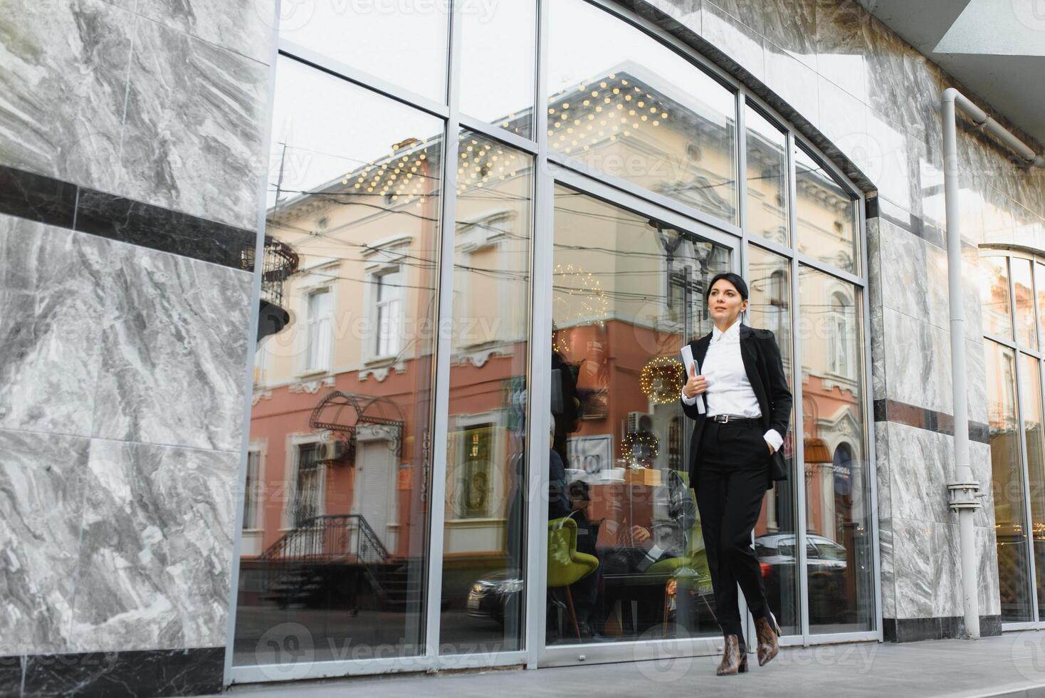 à moda morena o negócio mulher ao ar livre foto