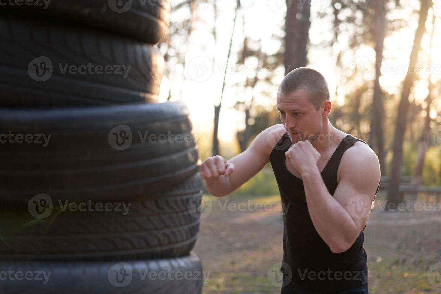homem lutador Treinamento boxe ao ar livre ginástica exercite-se foto
