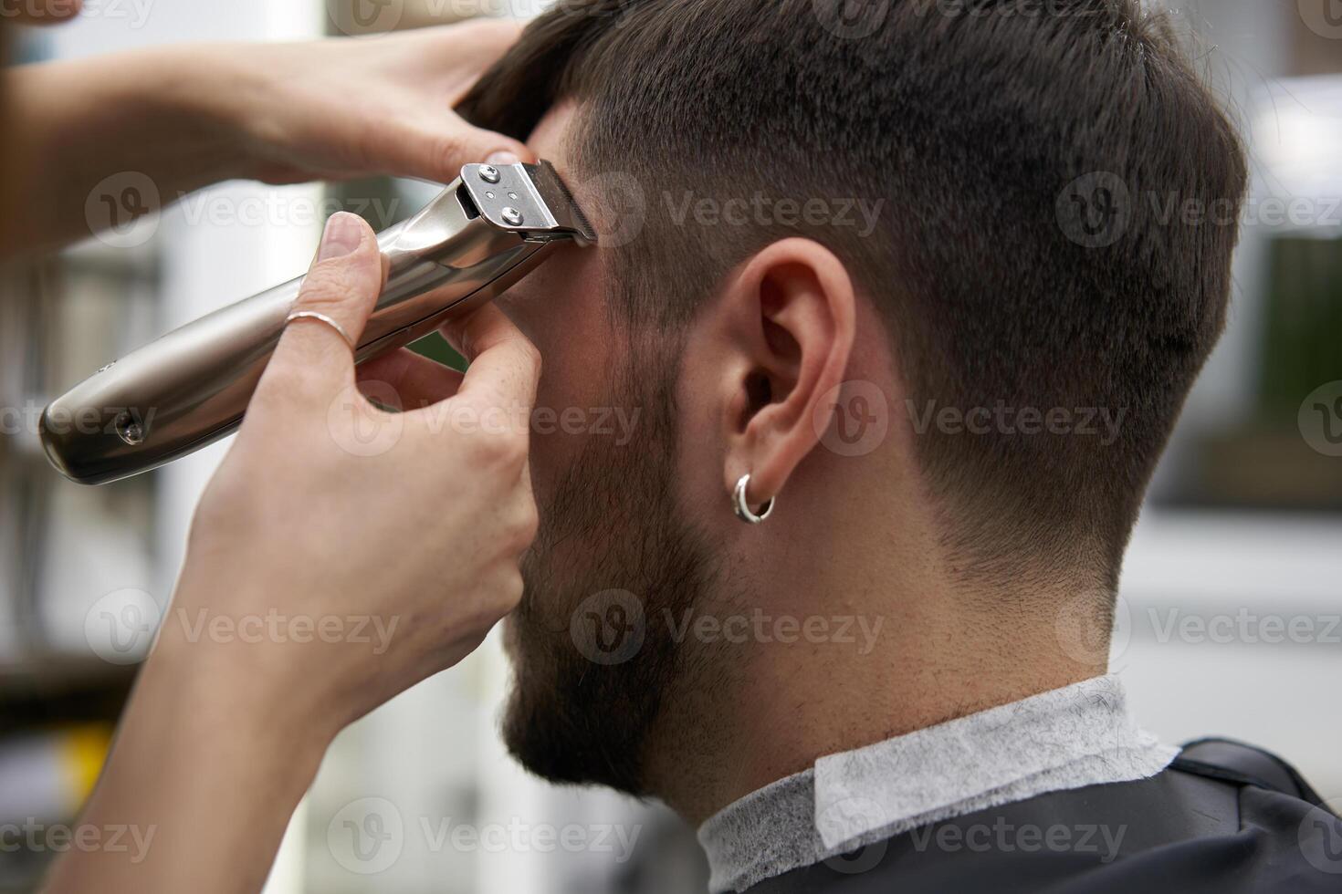 lindo caucasiano mulher cabeleireiro fazendo Penteado para cliente. foto