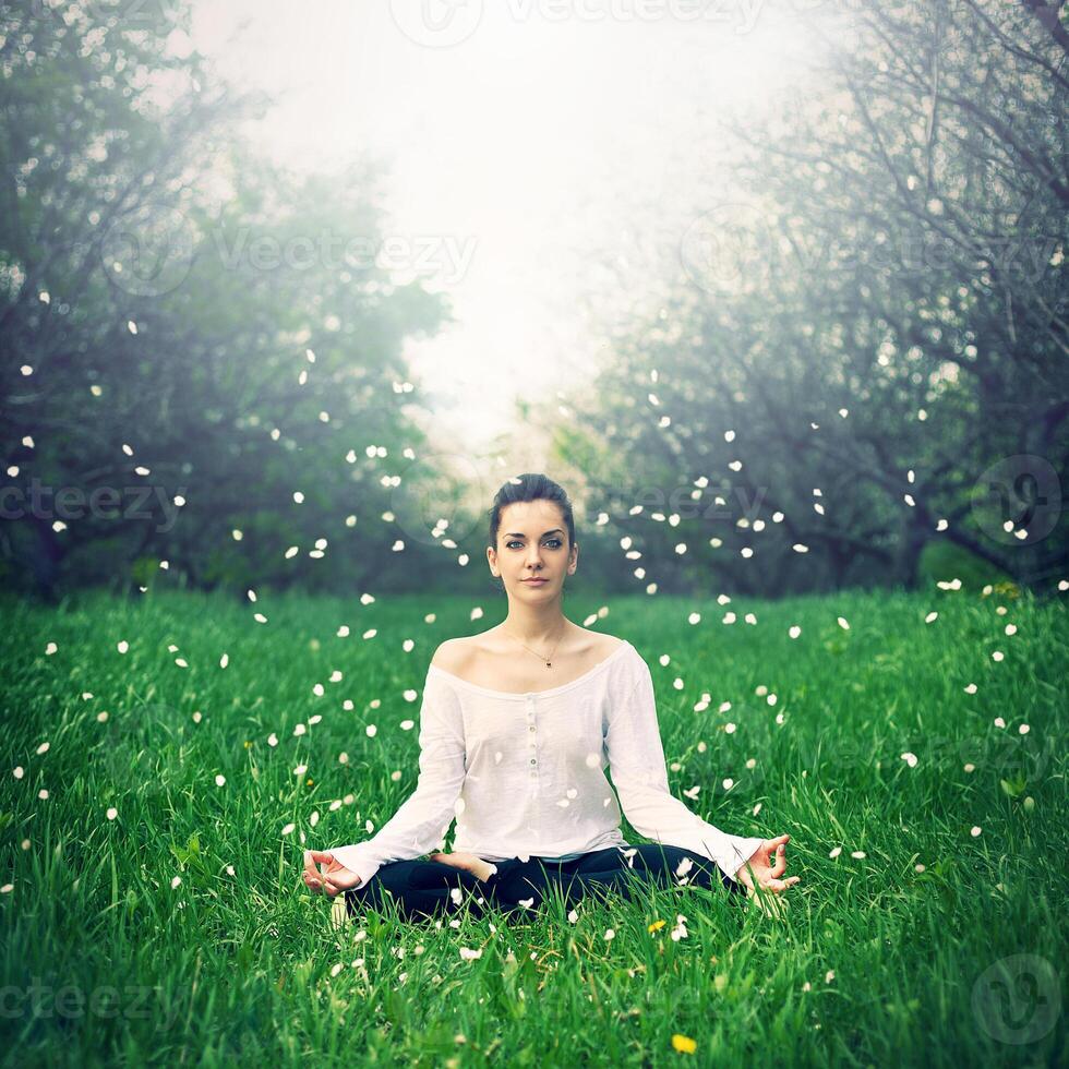 lindo menina é acionado dentro ioga dentro a floresta foto