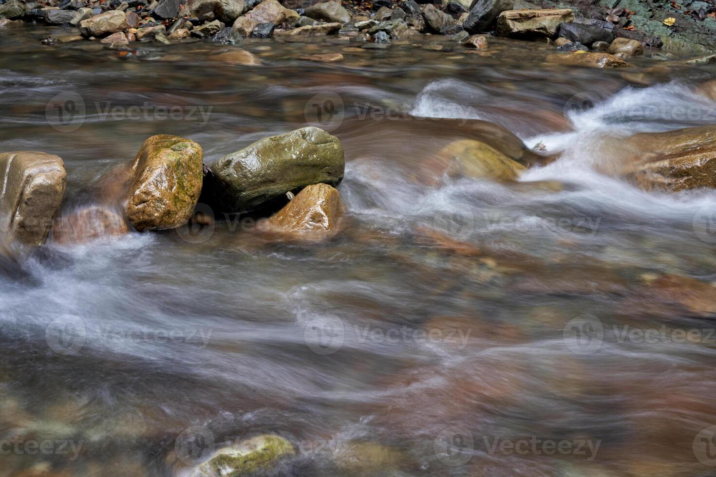 montanha rio com blured água fechar acima foto