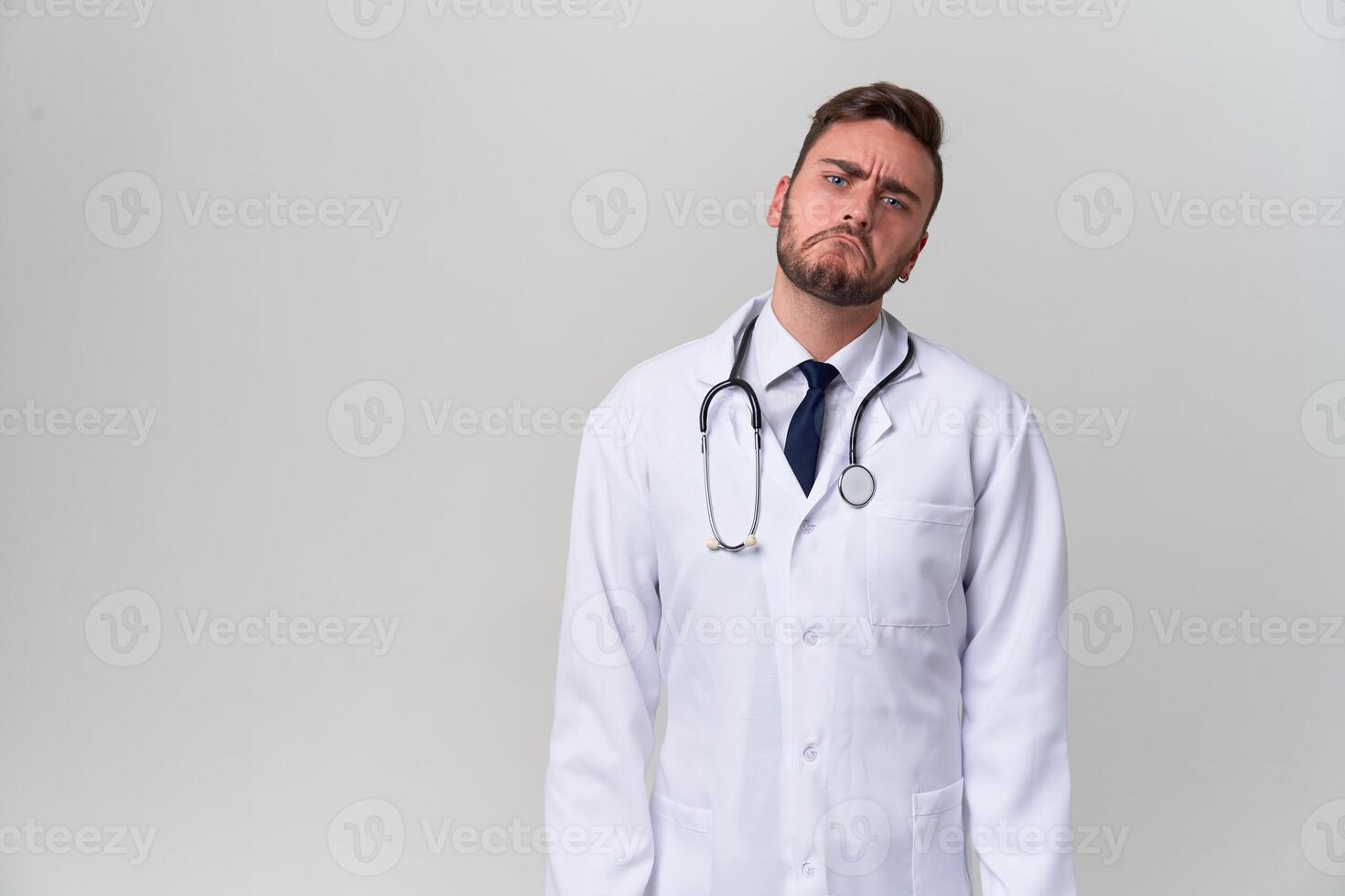 jovem bonito moderno médico dentro uma branco médico vestido carrinhos dentro a estúdio em uma branco fundo. aluna estagiário do uma médico universidade. foto