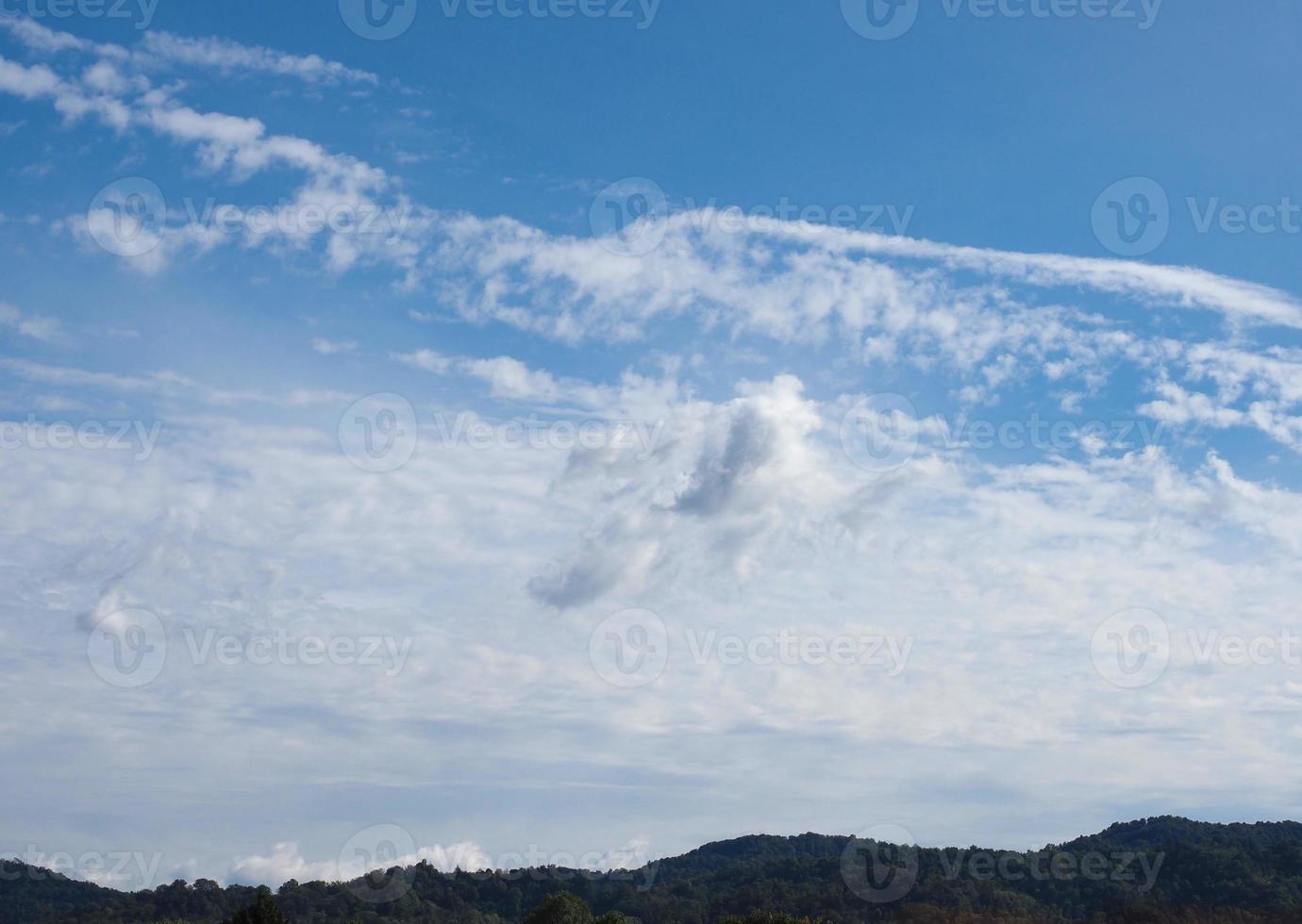 céu azul com fundo de nuvens, com horizonte de colinas foto