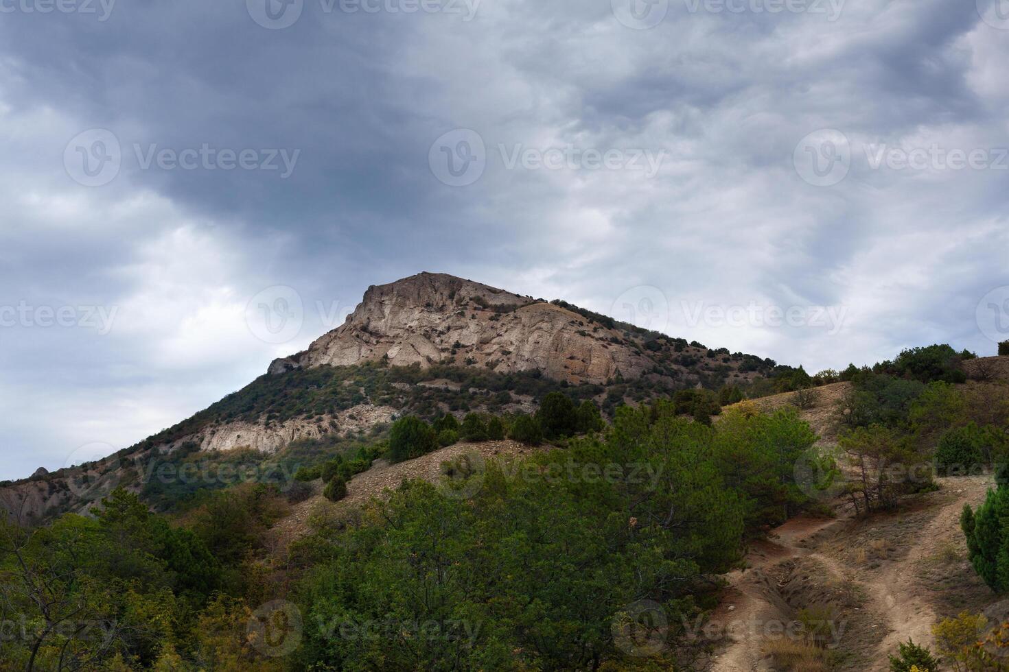 panorama com amarelo e verde árvores contra montanhas e a lindo céu foto