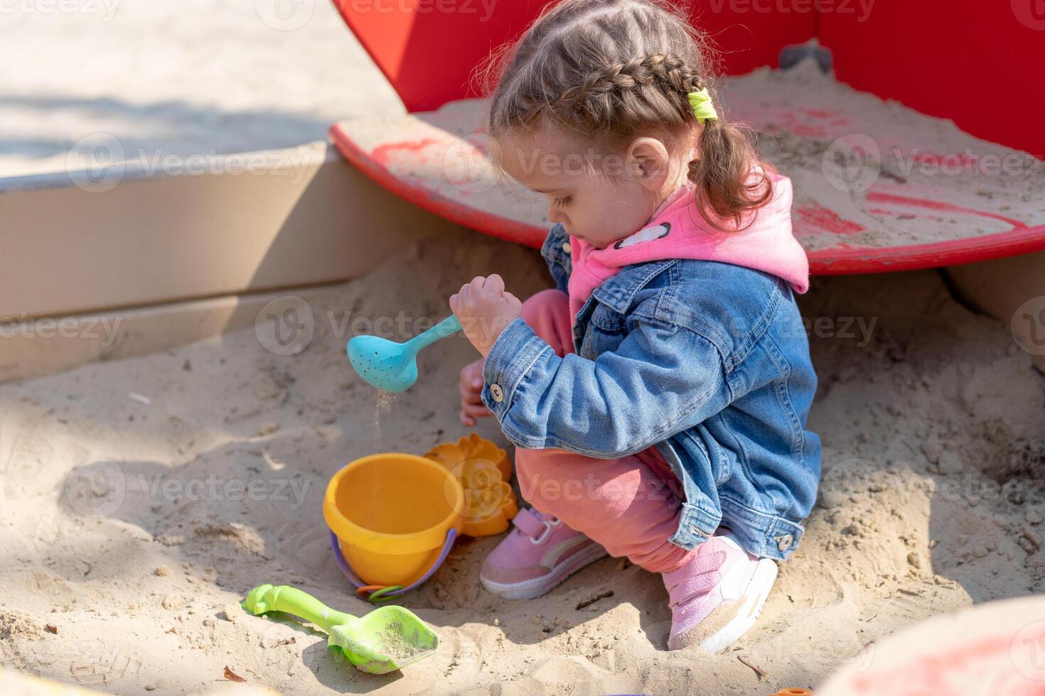 fofa pequeno caucasiano menina em a Parque infantil, feliz criança com prazer gastos Tempo ao ar livre, feliz despreocupado infância foto