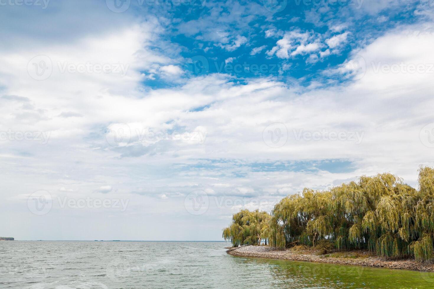 lindo mar Visão com azul céu e nuvens foto