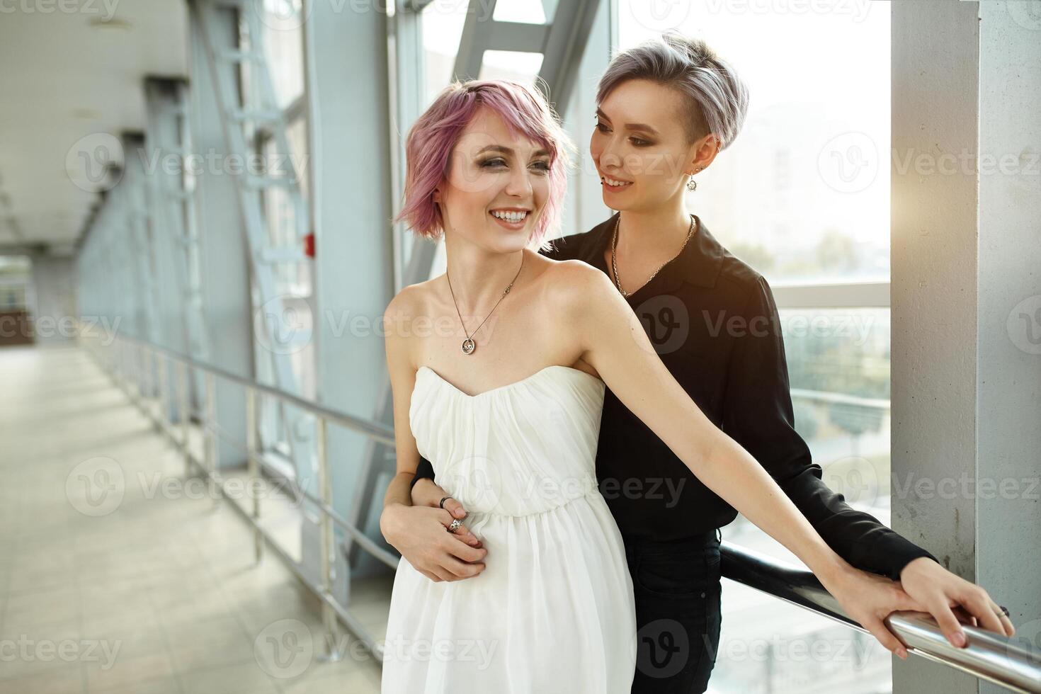 lindo lésbica casal abraçando. amor e paixão entre a dois garotas. foto