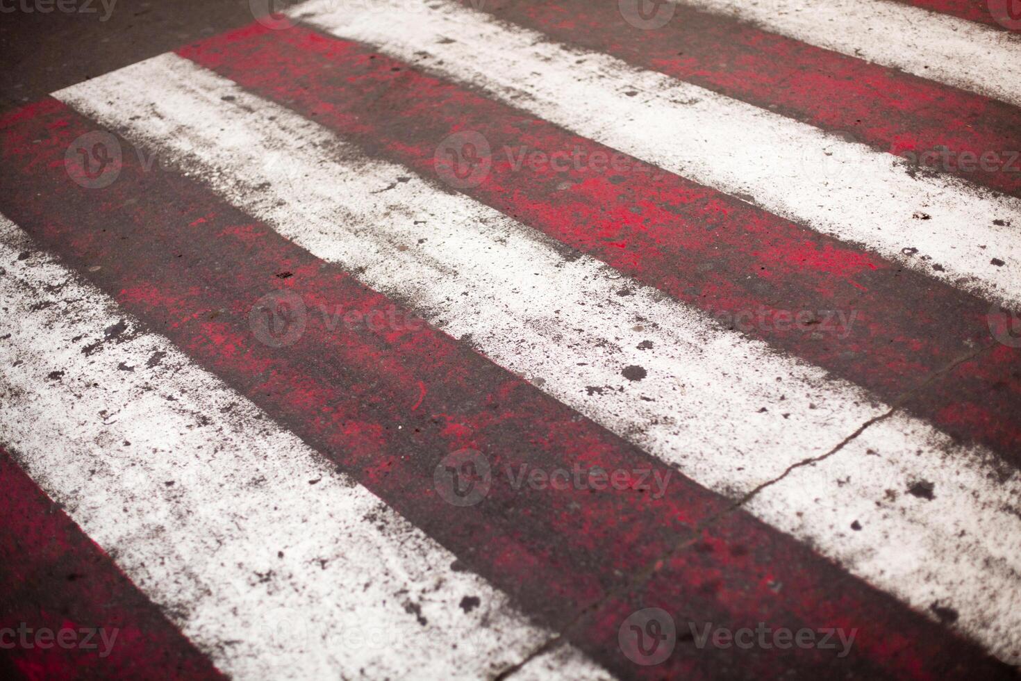 uma vermelho e branco listrado faixa de pedestre foto