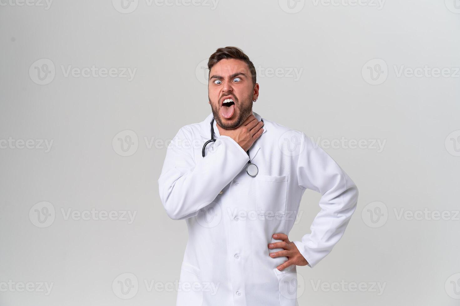 jovem bonito moderno médico dentro uma branco médico vestido carrinhos dentro a estúdio em uma branco fundo. aluna estagiário do uma médico universidade. foto