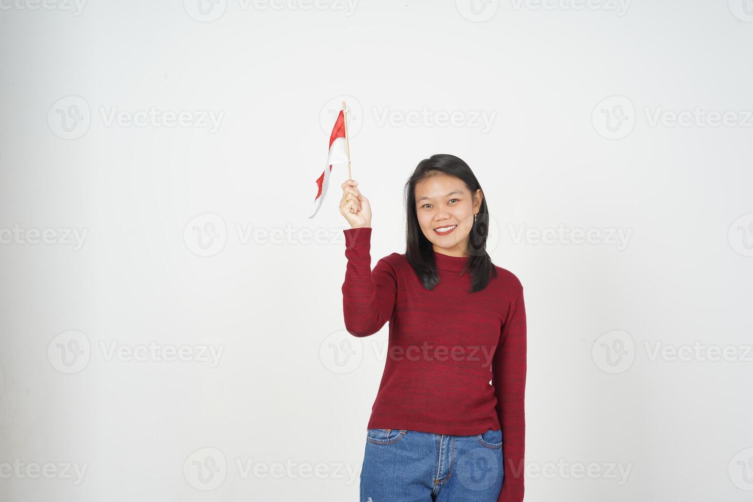 jovem ásia mulher dentro vermelho camiseta segurando indonésio bandeira, independência dia conceito isolado em branco fundo foto