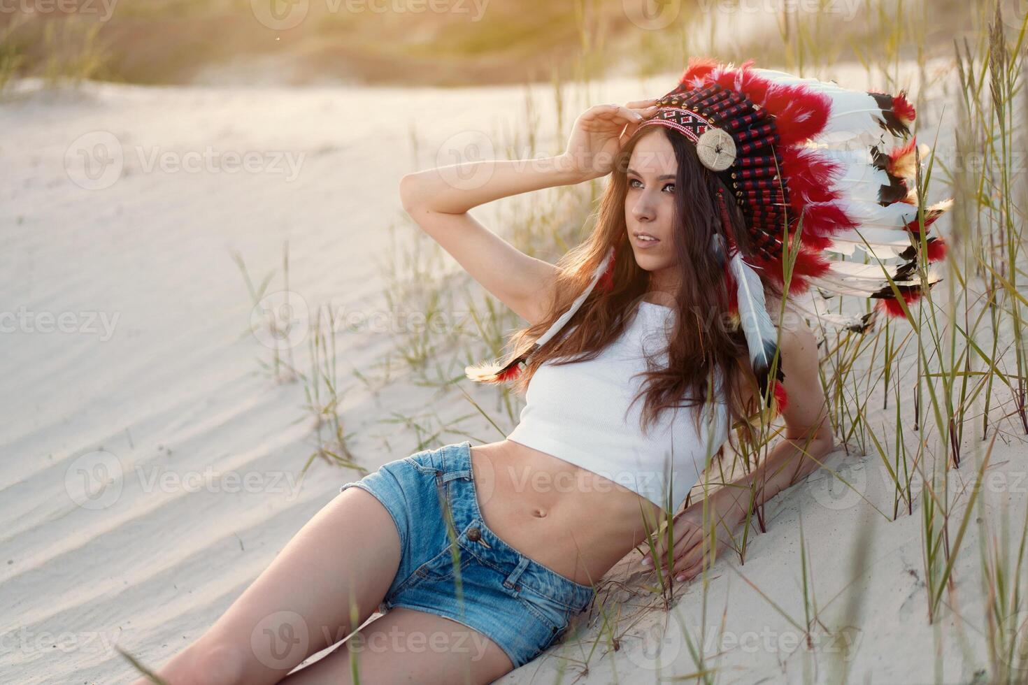 uma lindo jovem caucasiano menina dentro uma branco topo em dela cabeça é vestindo a indiano chapéu. barata é dentro a deserto. feliz feriado humor. foto