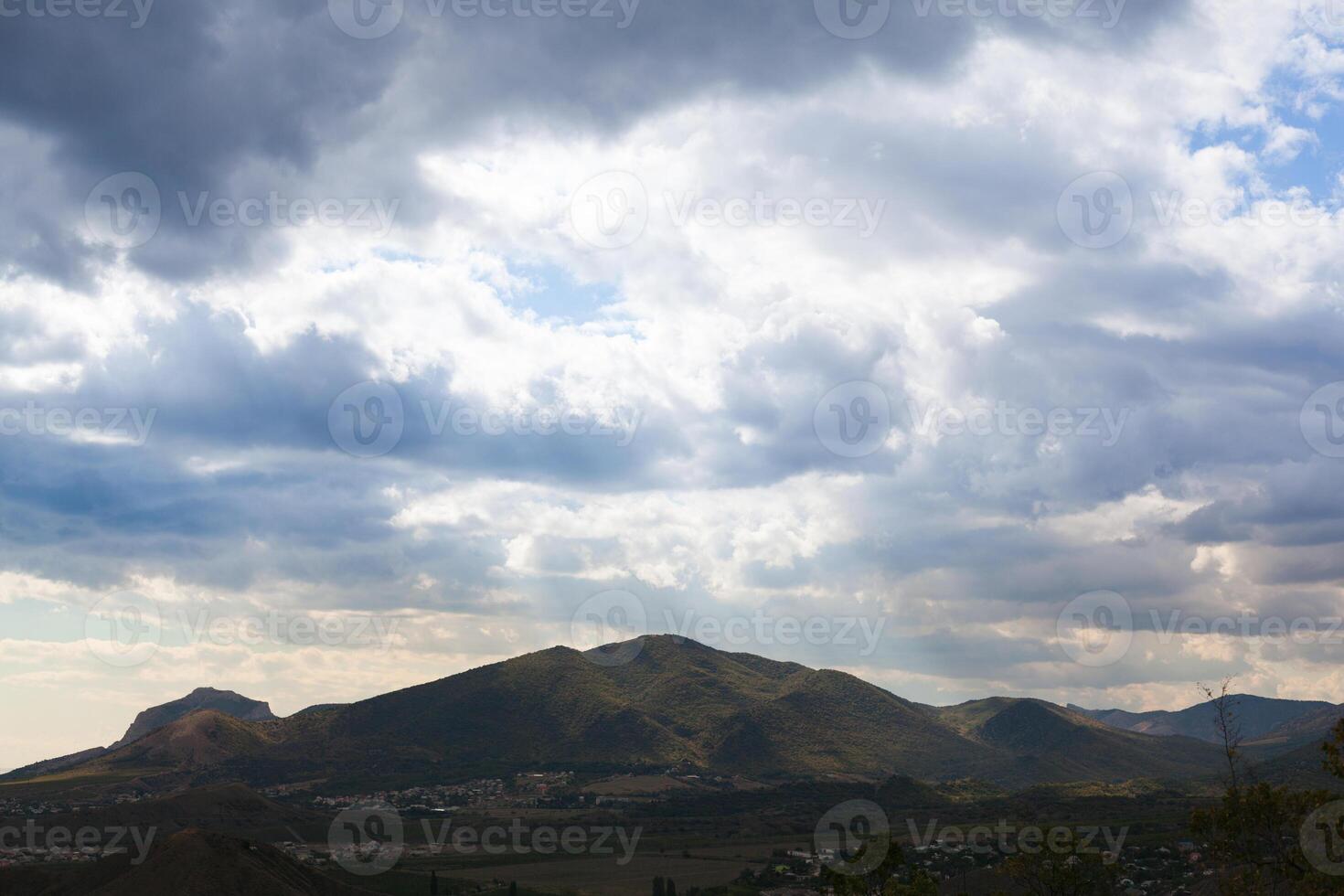 panorama do a cidade às a pé do a montanha em uma nublado dia foto