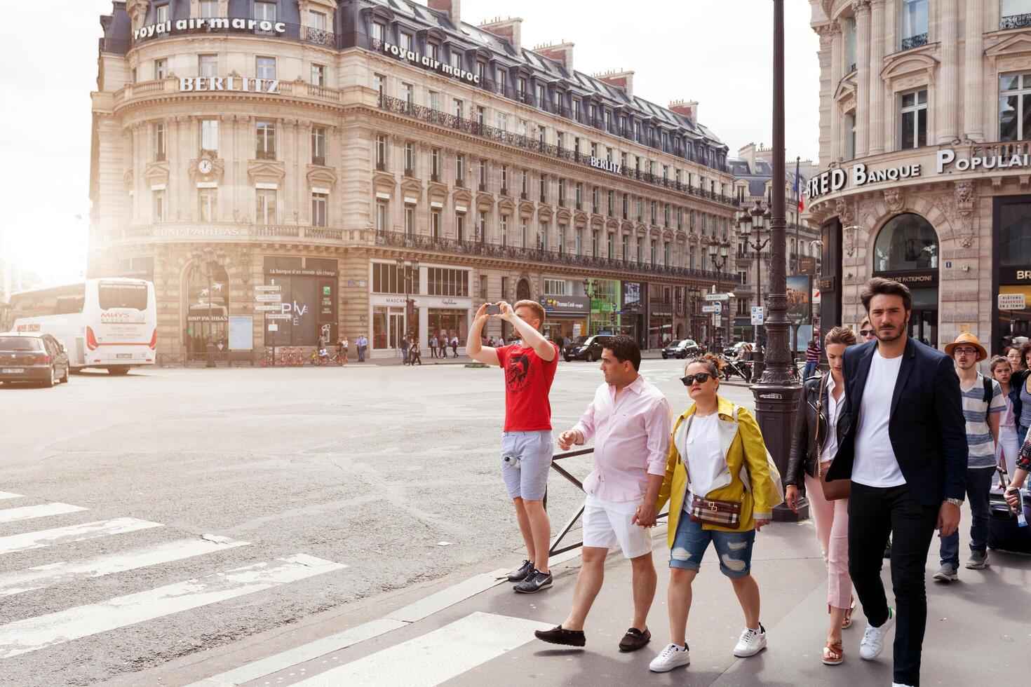 Paris, França 02 Junho 2018 ruas do a central distrito do a cidade do Paris dentro a verão. transeuntes e turistas com máquinas fotográficas andar por aí a cidade. foto