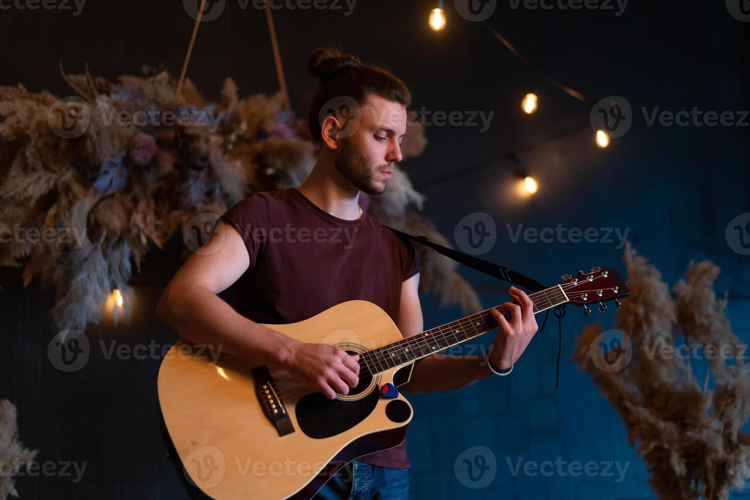 masculino músico jogando acústico guitarra. guitarrista tocam clássico guitarra em etapa dentro show foto