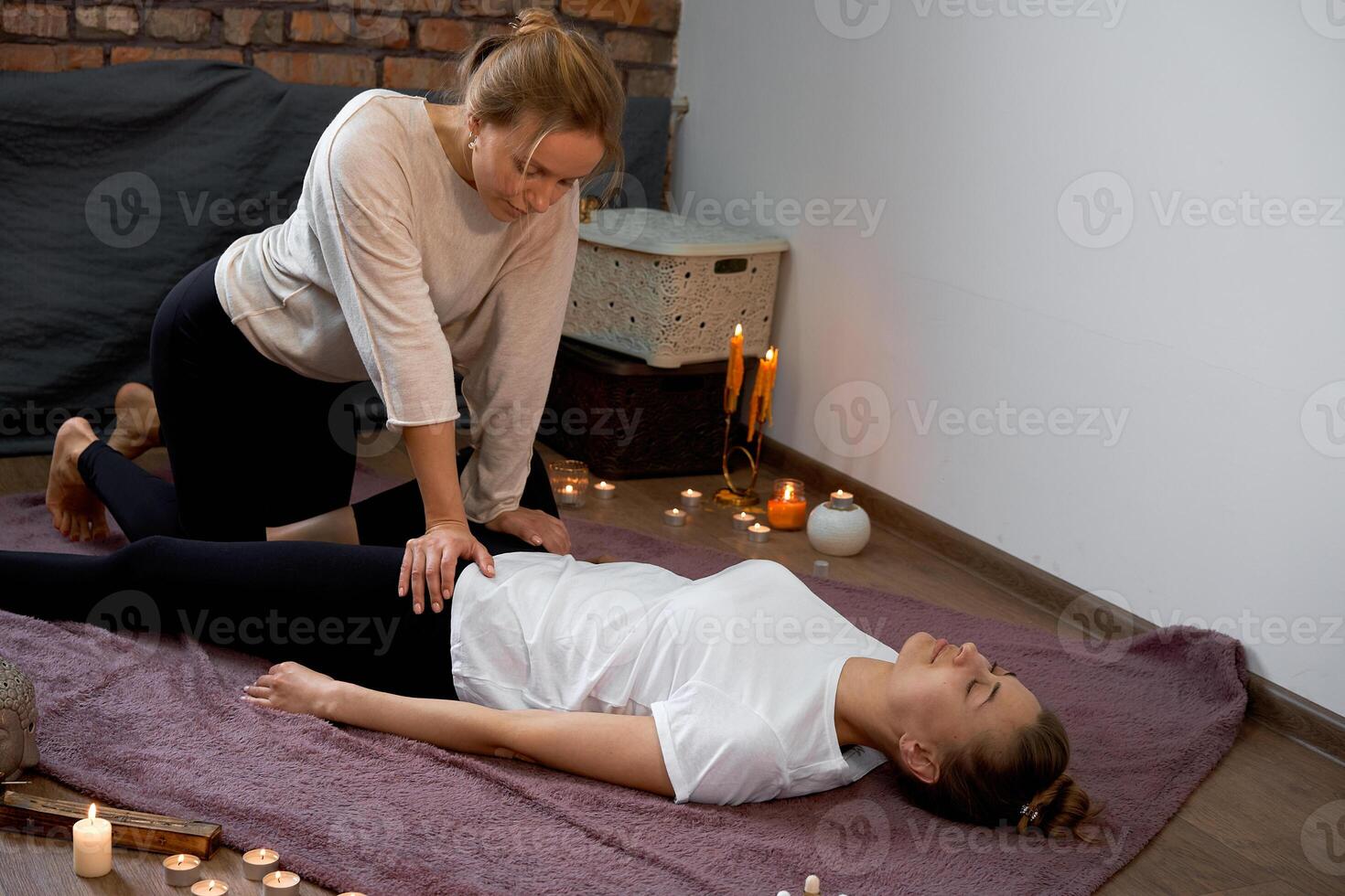 relaxar e apreciar dentro spa salão, obtendo tailandês massagem de profissional massagista. foto
