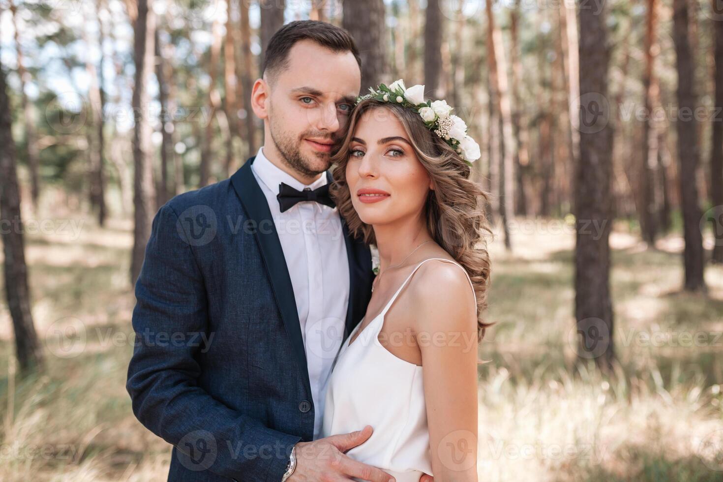 noiva e noivo às Casamento dia caminhando ao ar livre em verão natureza. nupcial casal, feliz recém-casado mulher e homem abraçando dentro verde parque. amoroso Casamento casal ar livre. noiva e noivo foto