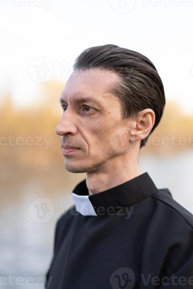 retrato do bonito católico sacerdote ou pastor com colarinho foto