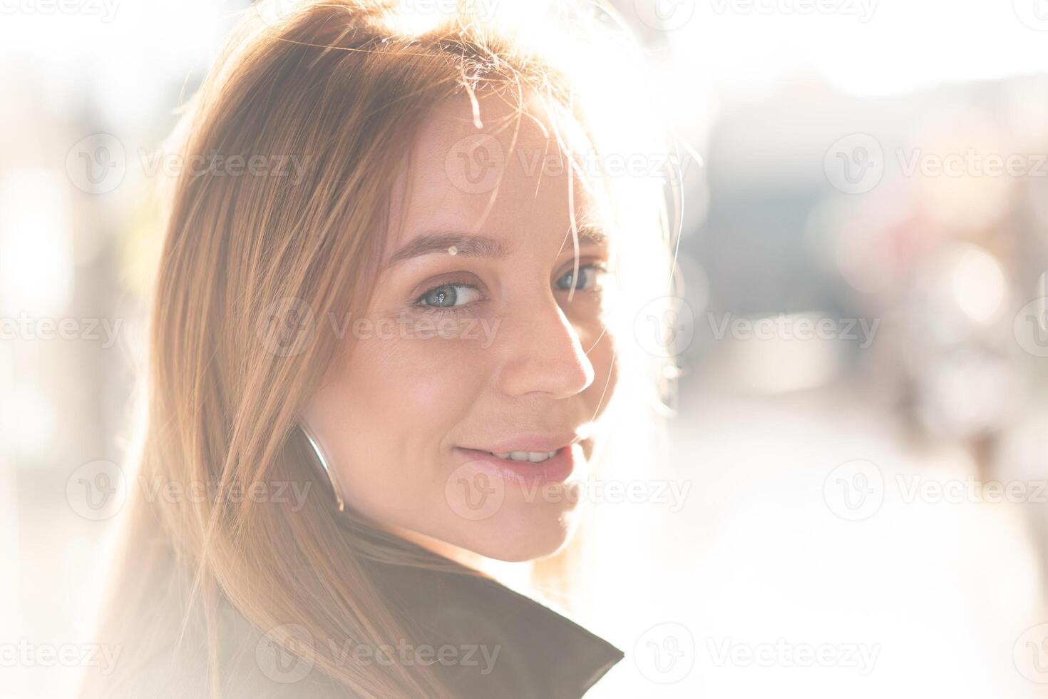 retrato em luz fundo. beleza face. ao ar livre estilo de vida conceito. beleza retrato. positivo pessoa. juventude estilo de vida. sorridente garota. foto