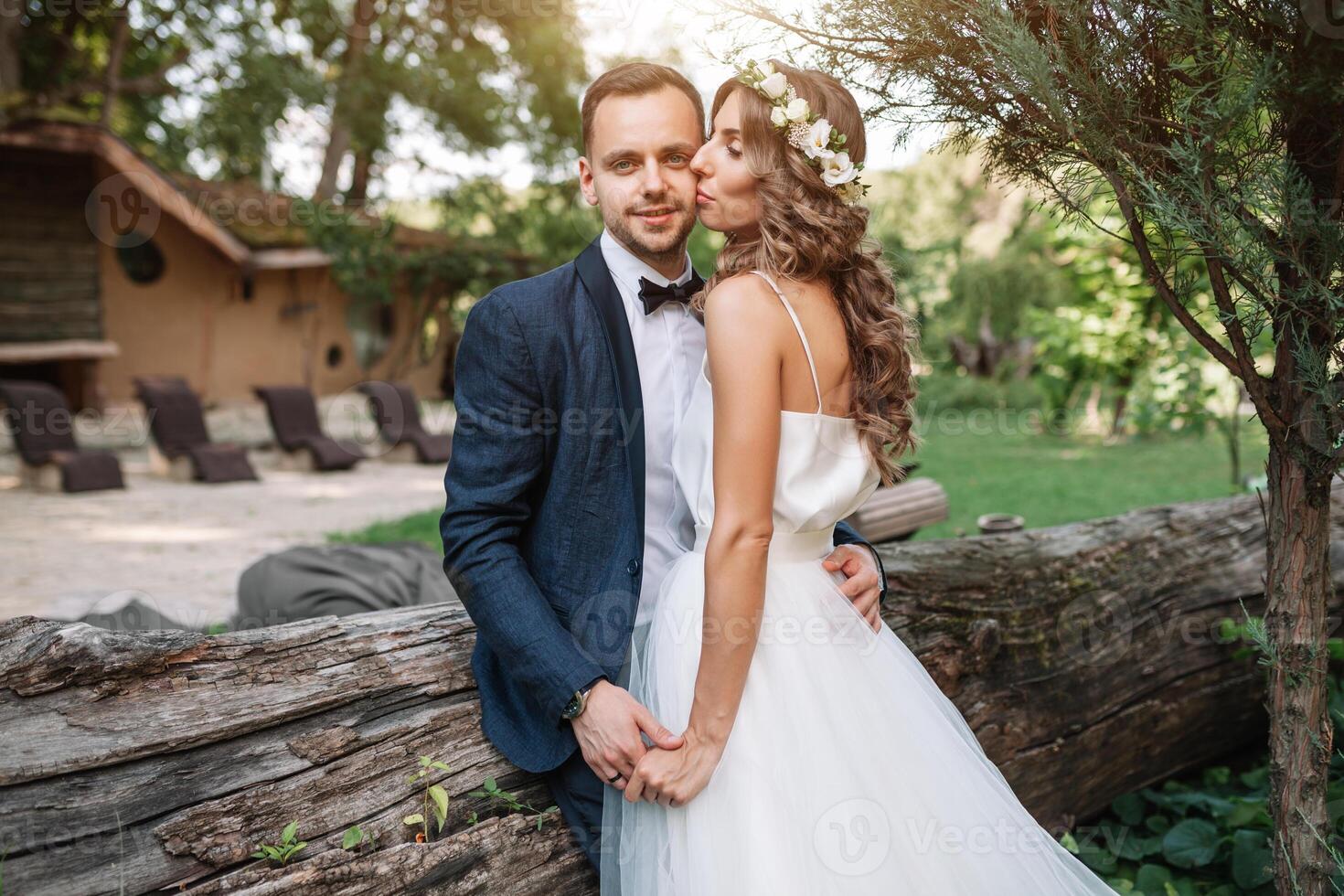 noiva e noivo às Casamento dia caminhando ao ar livre em verão natureza. nupcial casal, feliz recém-casado mulher e homem abraçando dentro verde parque. amoroso Casamento casal ar livre. noiva e noivo foto