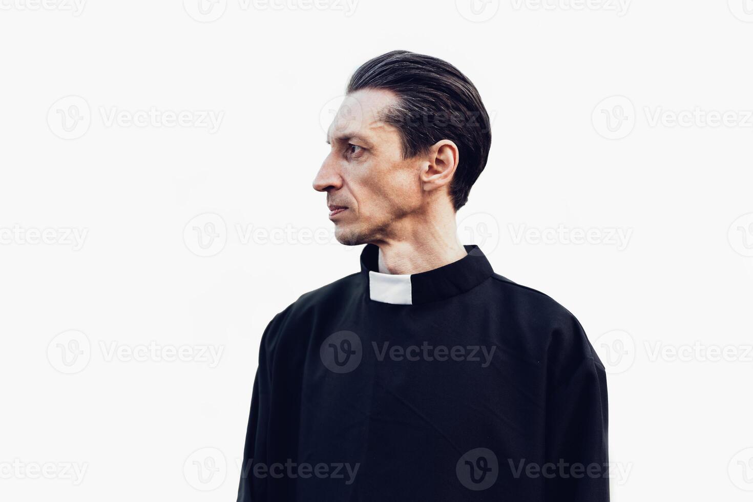 retrato do bonito católico sacerdote ou pastor com colarinho foto