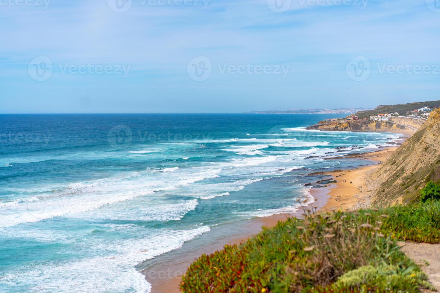 aéreo Visão do tropical arenoso de praia e oceano com turquesa água com ondas. ensolarado dia em atlântico oceano de praia foto