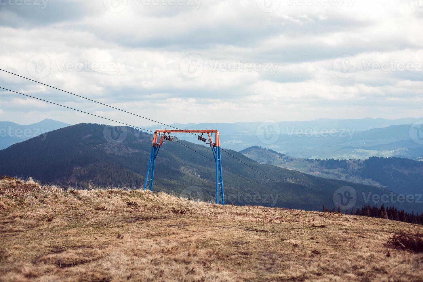 esqui lift dentro a montanhas foto