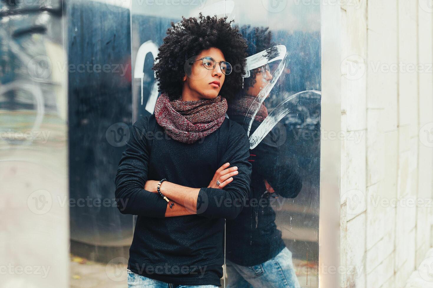 jovem afro americano jovem homem de negocios ou aluna vestindo Preto gola alta suéter e cachecol e tendo encaracolado Sombrio cabelo. conceito do à moda e elegante Veja foto